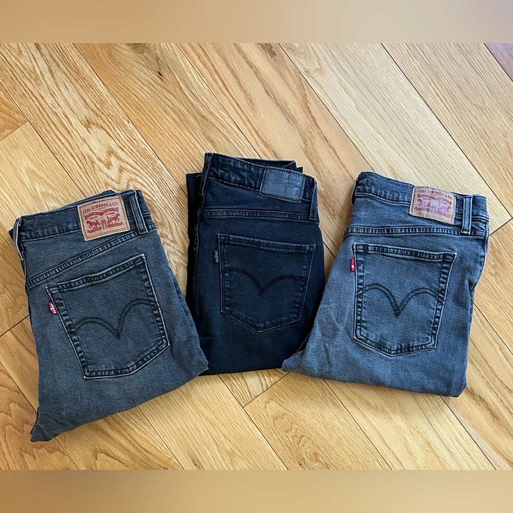 ***SOLD***
Women’s Levi Jeans Bundle - Picture 2 of 9